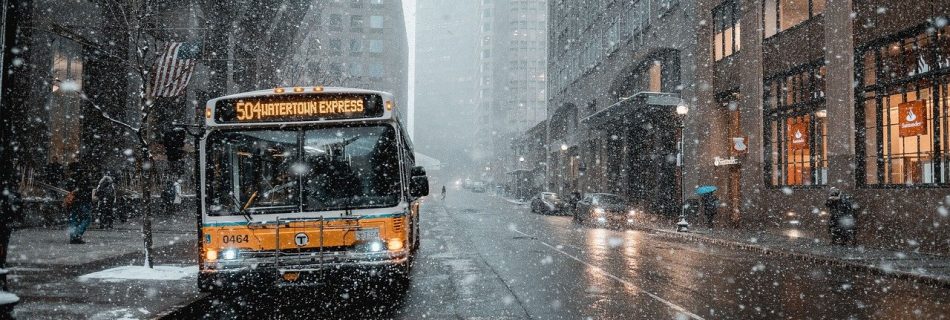 Autobus miejski jedzie po zaśnieżonej ulicy w Nowym Jorku
